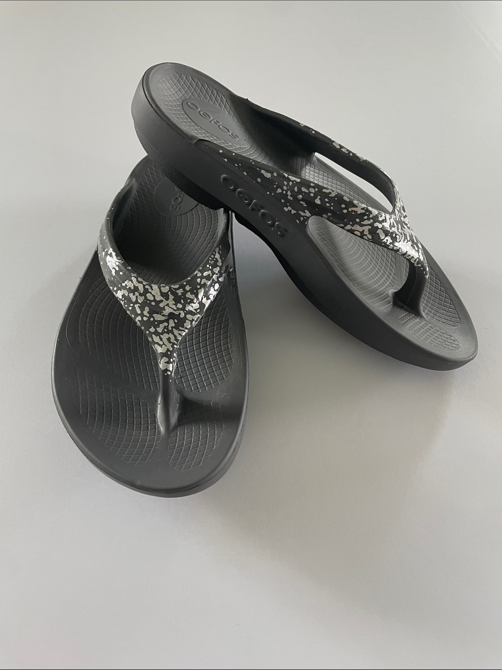 OOFOS NWOT Gray W/Silver Speckles Size 8 - Picture 3 of 9